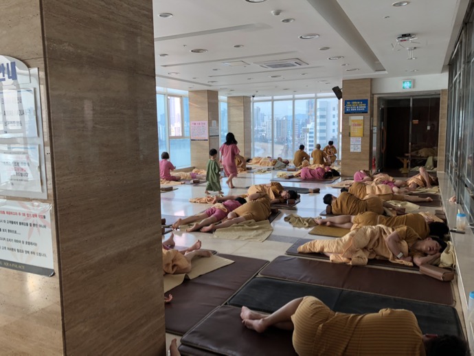 部屋のシェア　雑魚寝分化の韓国人