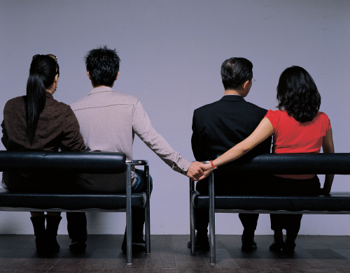 つい最近まで不貞行為は「犯罪」だった？